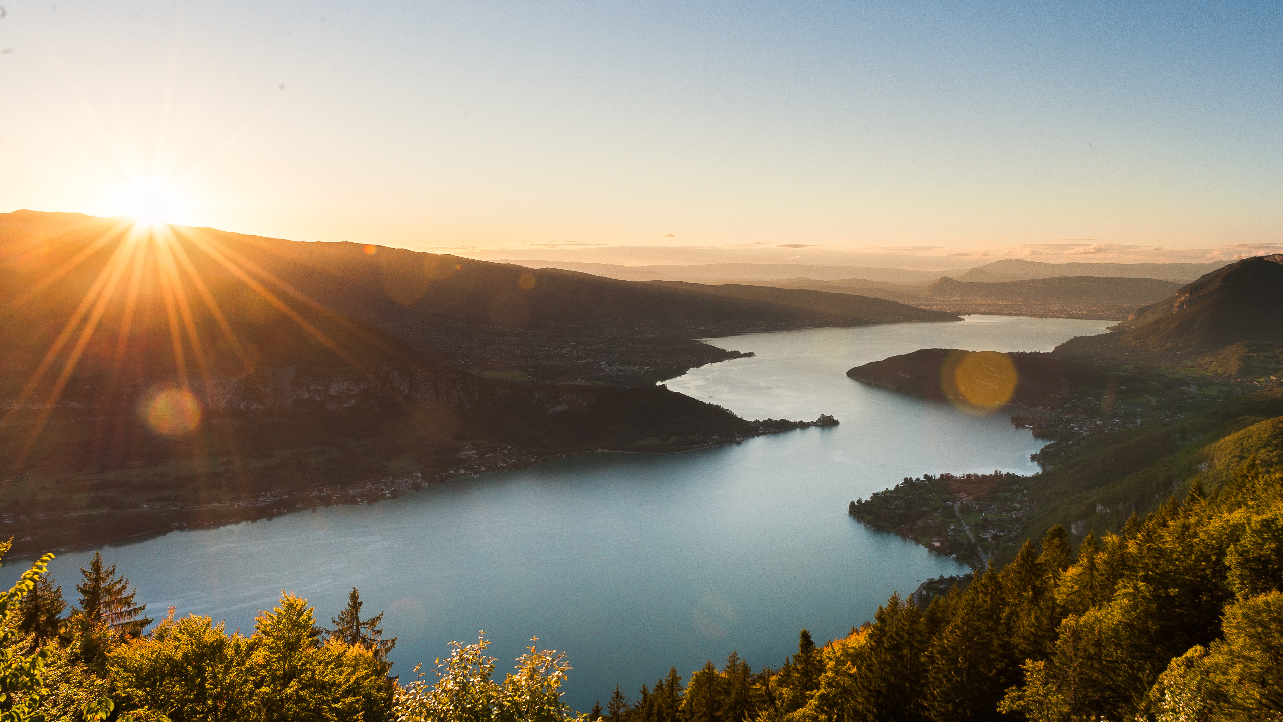 Vue panoramique du lac d'Annecy et des Alpes
